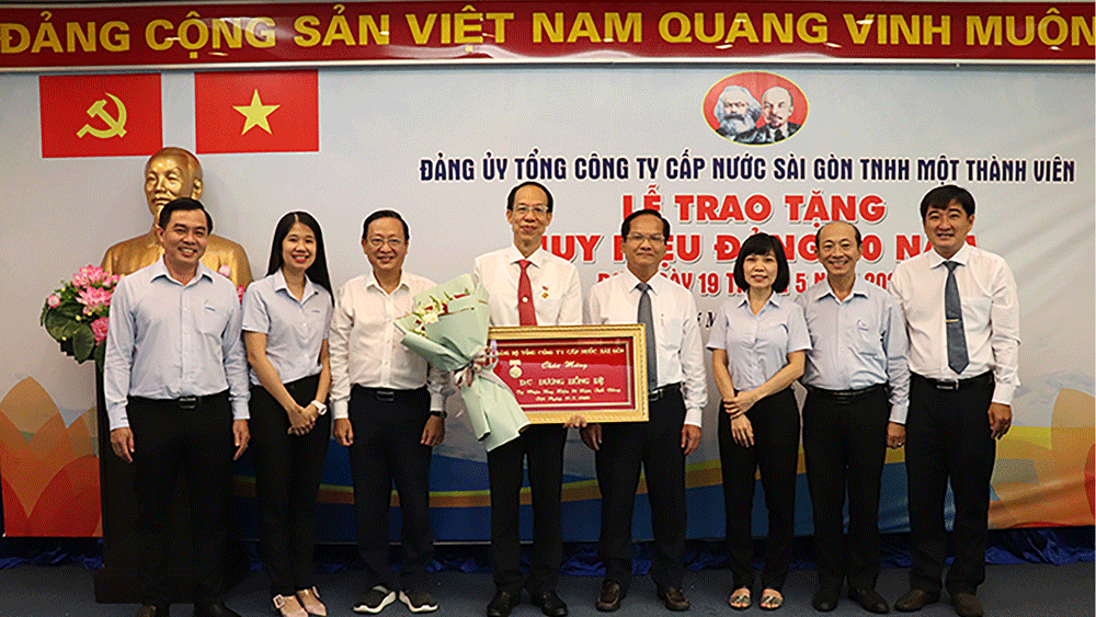 Đồng chí Dương Hồng Đệ nhận Huy hiệu 30 năm tuổi Đảng
