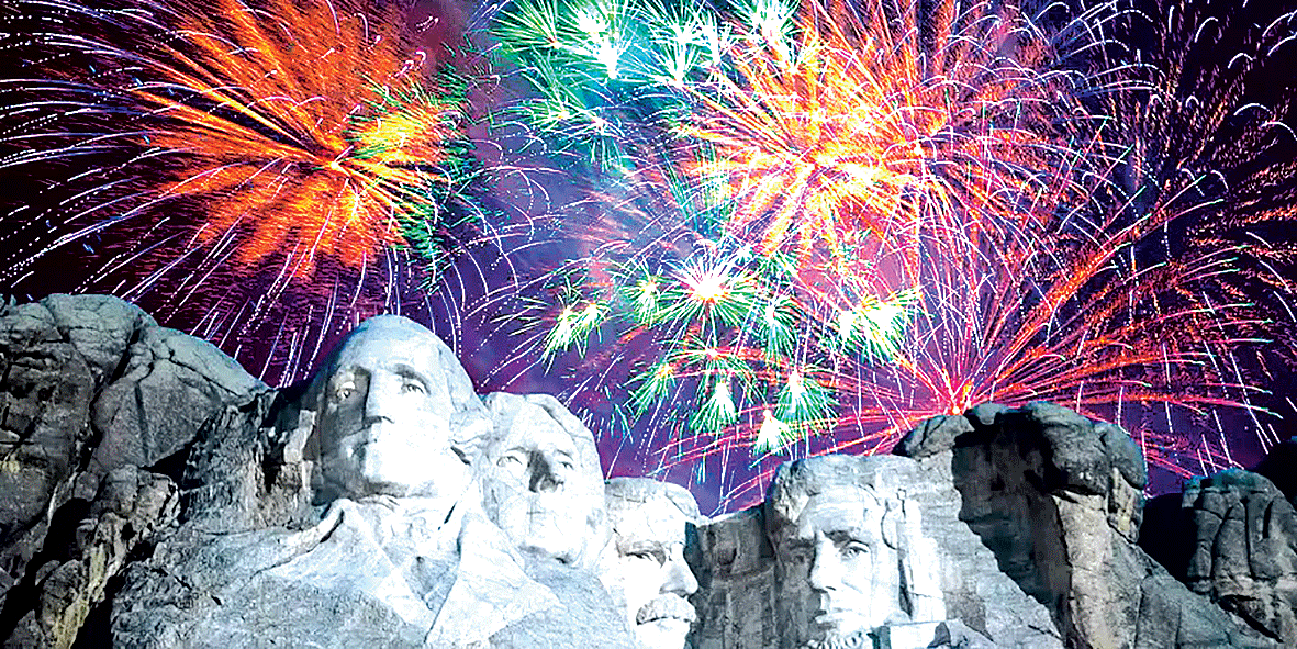 Pháo hoa mừng Quốc khánh Mỹ tại tượng đài Mount Rushmore, bang South Dakota