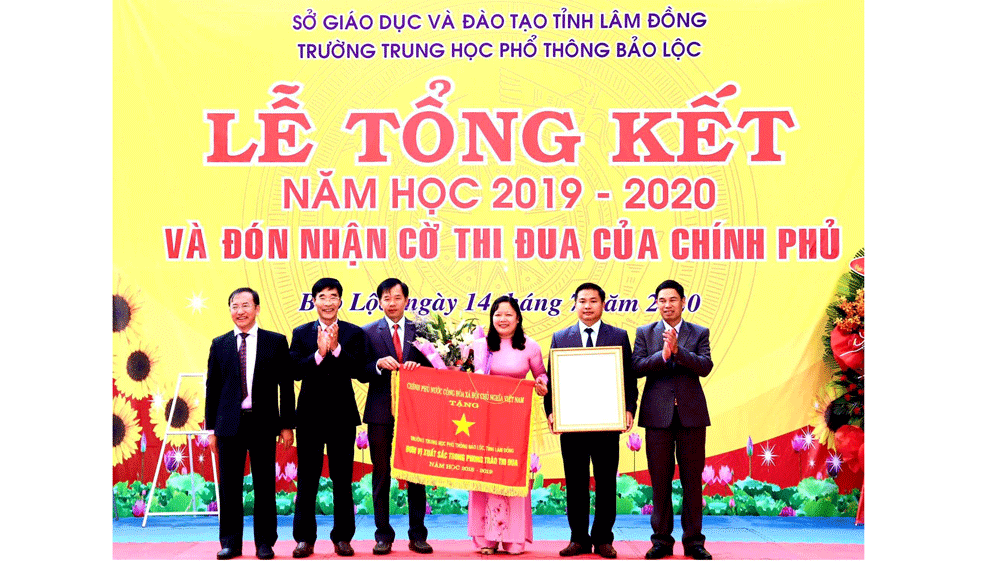 Trường THPT Bảo Lộc đón nhận cờ thi đua của Chính phủ 