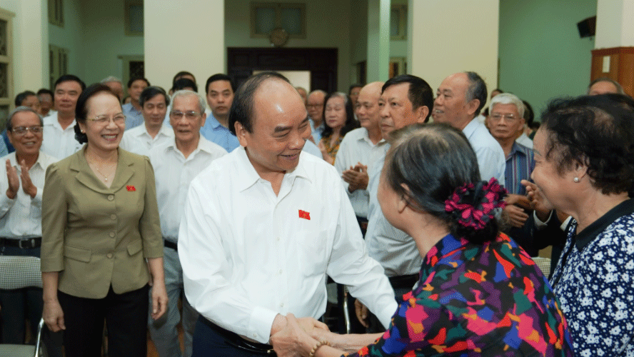 Cử tri Câu lạc bộ Bạch Đằng chào đón Thủ tướng Nguyễn Xuân Phúc. Ảnh: VGP