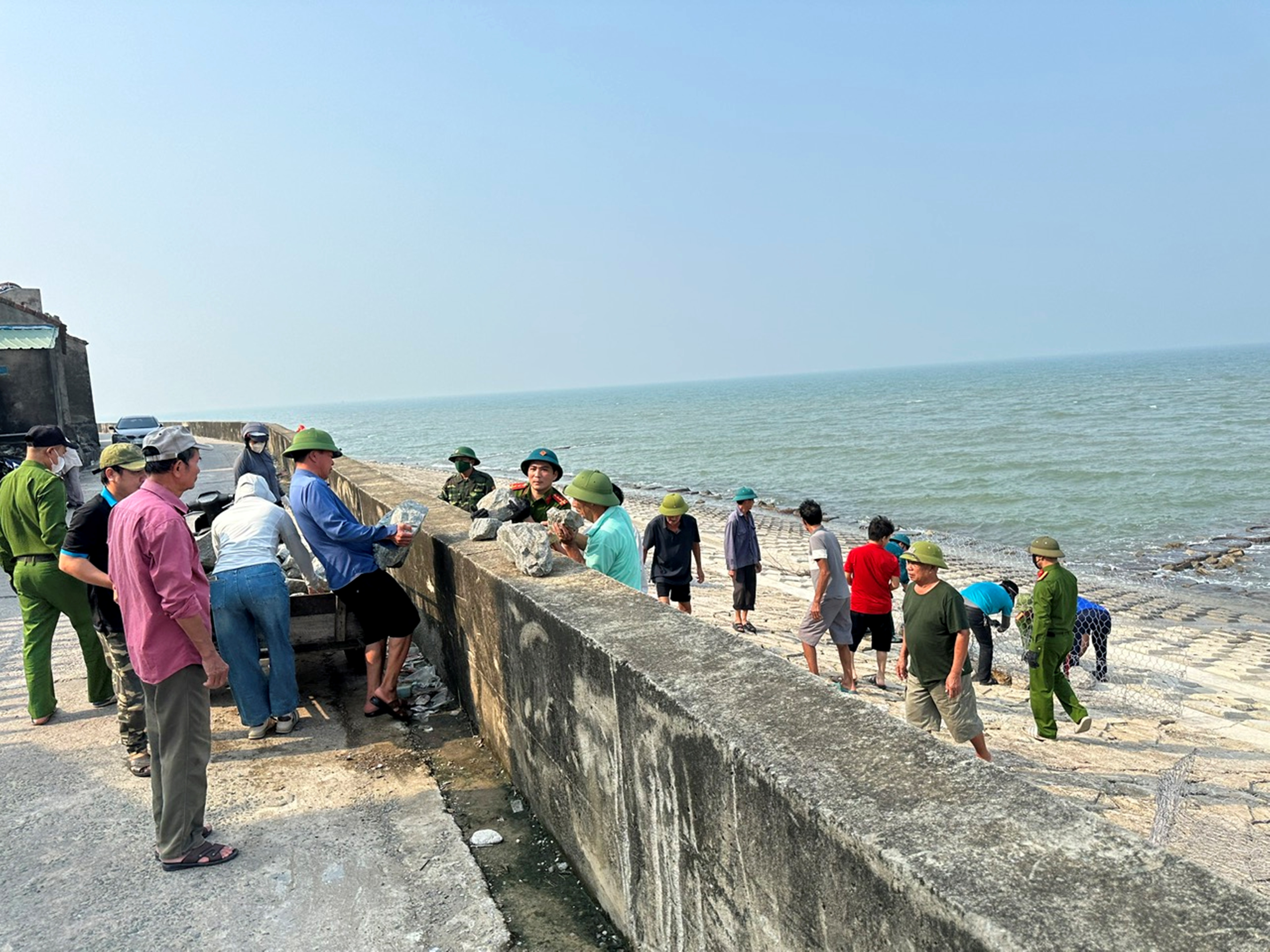 Vận chuyển đá hộc, rọ thép gia cố vị trí sụt lún, sạt lở kè biển Cẩm Nhượng 