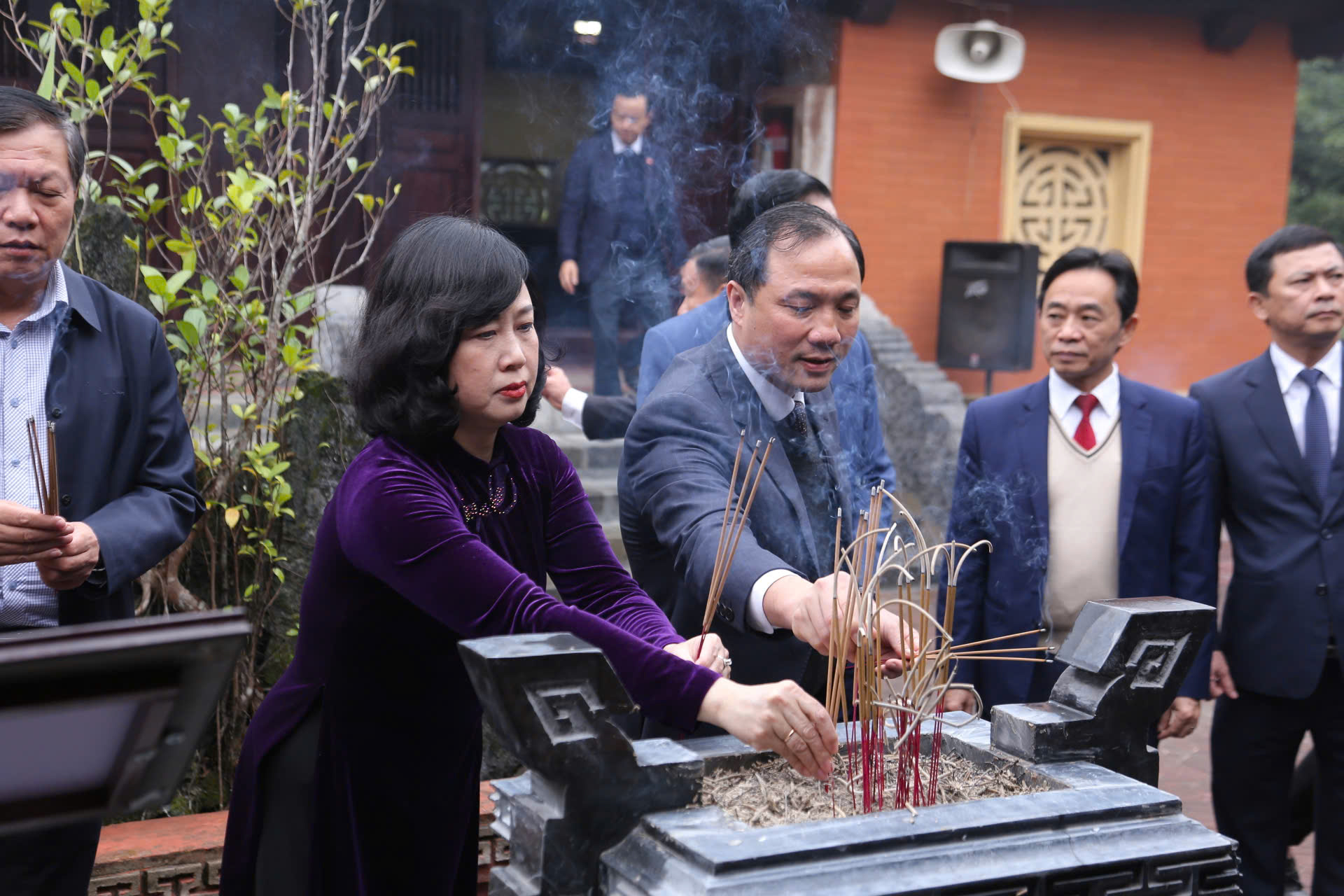 Bộ trưởng Bộ Y tế Đào Hồng Lan cùng Bí thư Tỉnh ủy Hà Tĩnh Hoàng Trung Dũng dâng hương tưởng niệm Đại danh y Hải Thượng Lãn Ông Lê Hữu Trác