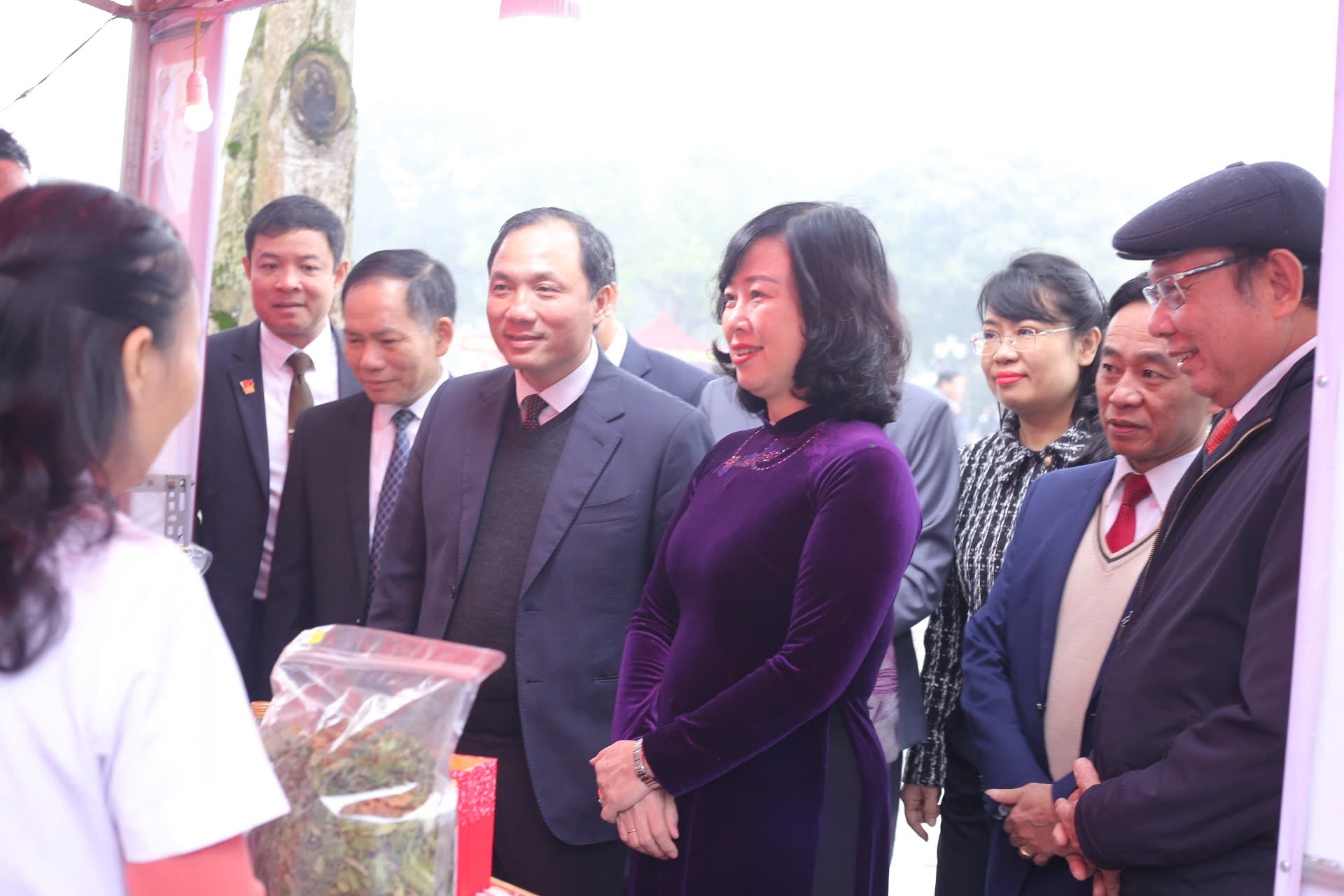 Các đại biểu tham quan gian trưng bày chuyên đề “Đại danh y Hải Thượng Lãn Ông Lê Hữu Trác - cuộc đời và sự nghiệp” và các gian hàng trưng bày sản phẩm OCOP, sản vật địa phương của huyện Hương Sơn
