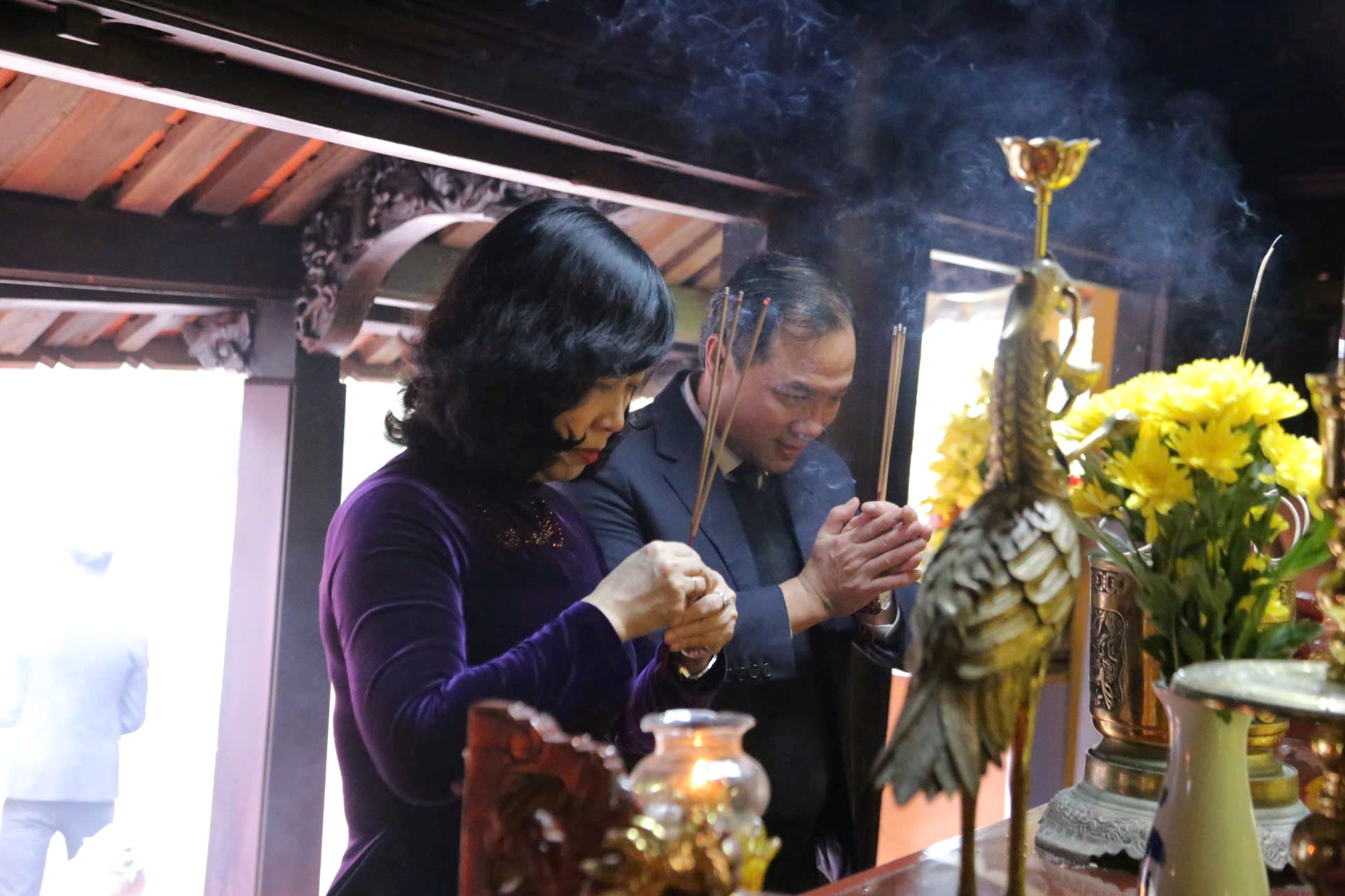 Bộ trưởng Bộ Y tế Đào Hồng Lan cùng Bí thư Tỉnh ủy Hà Tĩnh Hoàng Trung Dũng dâng hương tưởng niệm Đại danh y Hải Thượng Lãn Ông Lê Hữu Trác