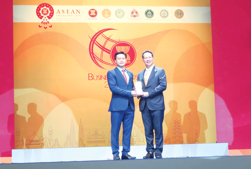 Đại diện Công ty Yến sào Khánh Hòa vinh dự nhận giải thưởng Doanh nghiệp Asean