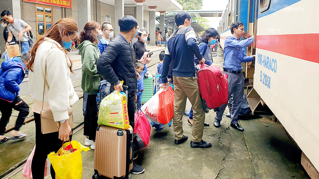 Mùng 5 Tết, nhiều hành khách khởi hành vào Nam tại Ga Đà Nẵng. Ảnh: NGUYỄN CƯỜNG