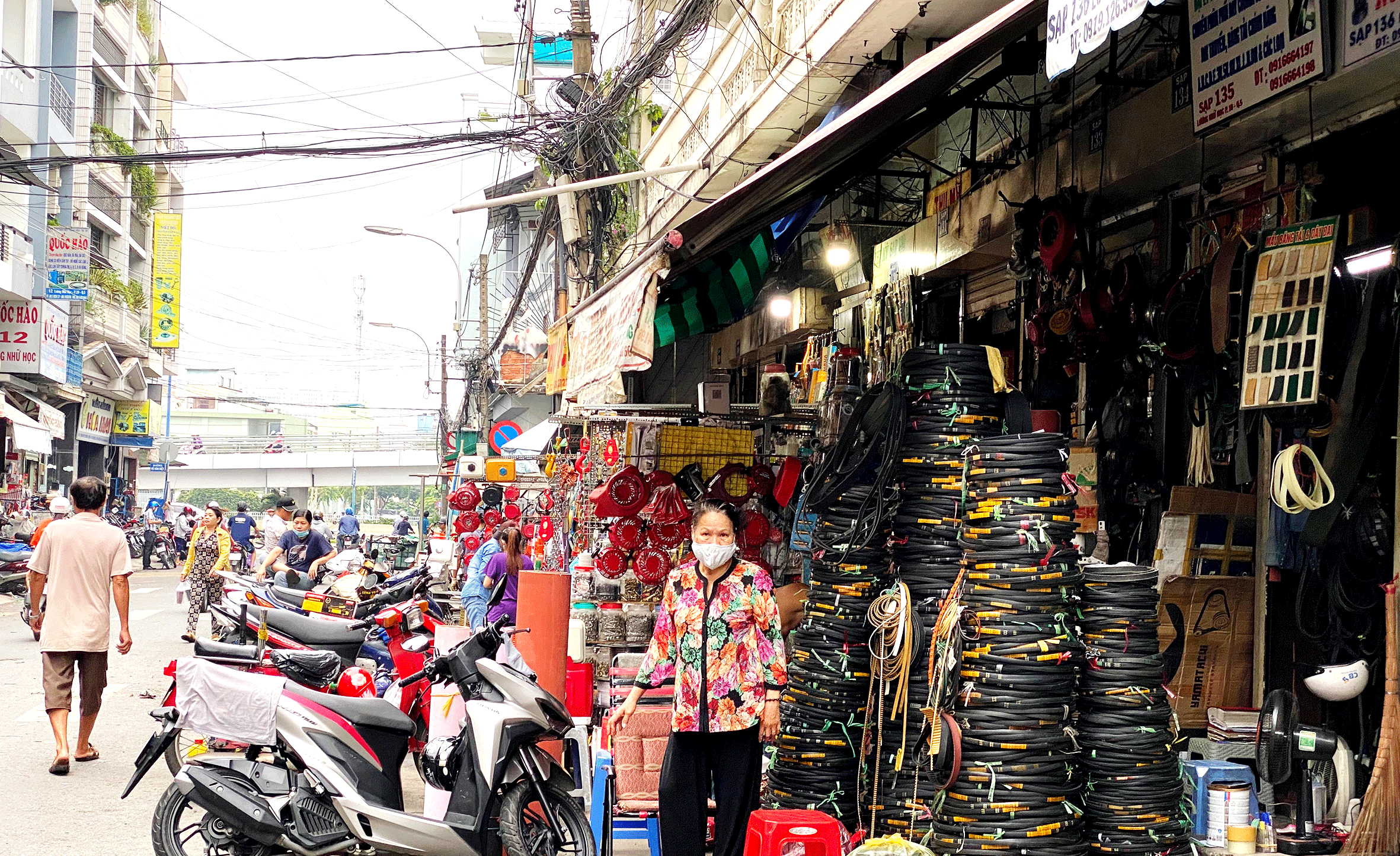 Buôn bán chiếm vỉa hè, lòng đường Lương Nhữ Học, quận 5, TPHCM. Ảnh: CAO THĂNG