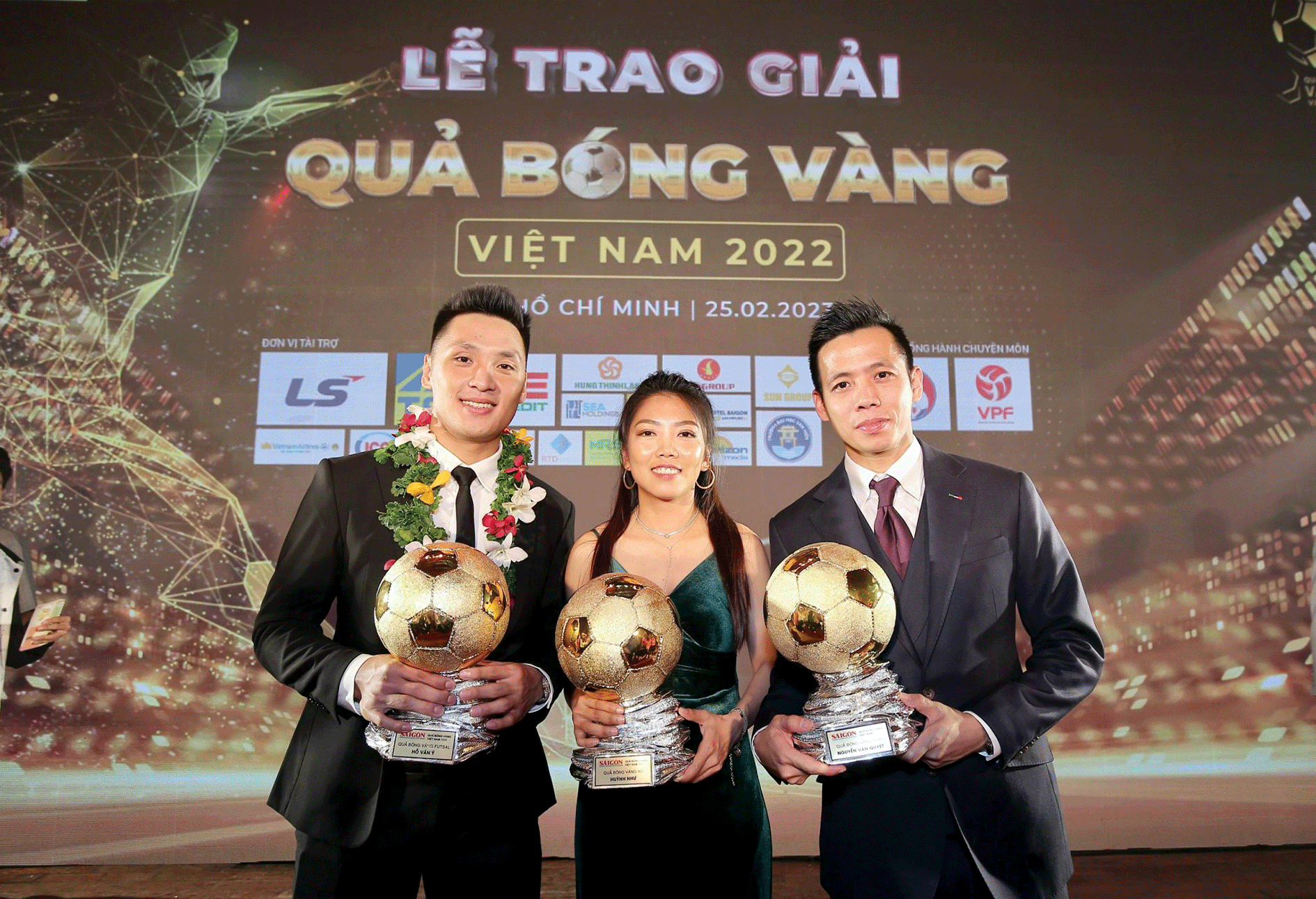 Các cầu thủ Hồ Văn Ý, Huỳnh Như và Văn Quyết nhận danh hiệu Quả bóng vàng Việt Nam năm 2022. Ảnh: DŨNG PHƯƠNG