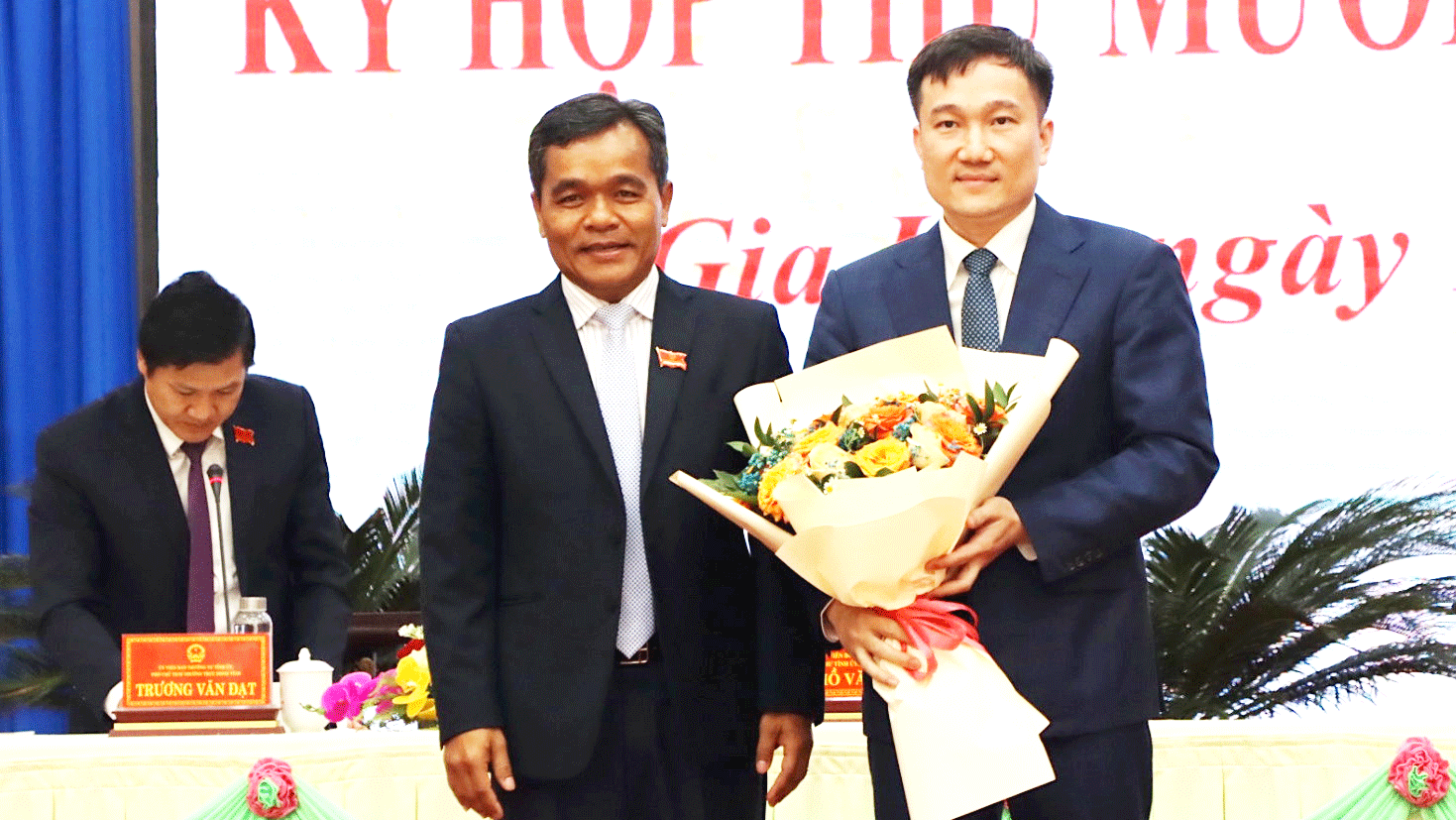 Ông Hồ Văn Niên, Bí thư Tỉnh uỷ Gia Lai tặng hoa chúc mừng ông Nguyễn Tuấn Anh. Ảnh: HỮU PHÚC