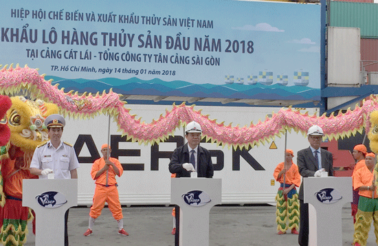 Bộ trưởng Bộ NN-PTNT Nguyễn Xuân Cường (giữa) cùng đại diện VASEP và Tân Cảng Sài Gòn thực hiện nghi thức xuất khẩu lô hàng thủy sản đầu tiên năm 2018.