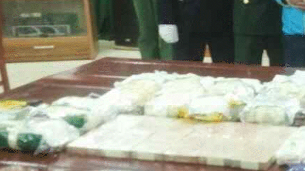 Bắt đối tượng người nước ngoài mang 21kg ma túy vào Việt Nam