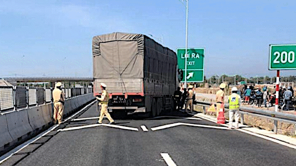 Chiếc xe tải không chấp hành hiệu lệnh, chạy vào cao tốc Vĩnh Hảo - Phan Thiết 