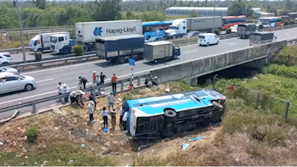 Lật xe khách trên tuyến cao tốc TPHCM – Trung Lương, nhiều người bị thương