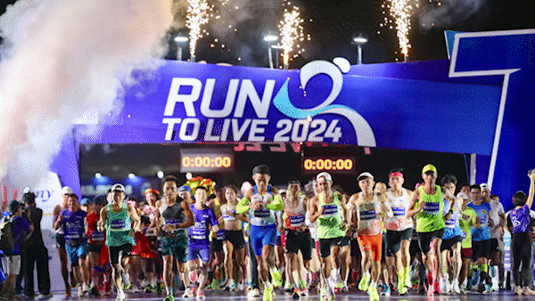 Hoàng Nguyên Thanh và Hoàng Thị Ngọc Hoa vô địch Giải chạy Run To Live 2024