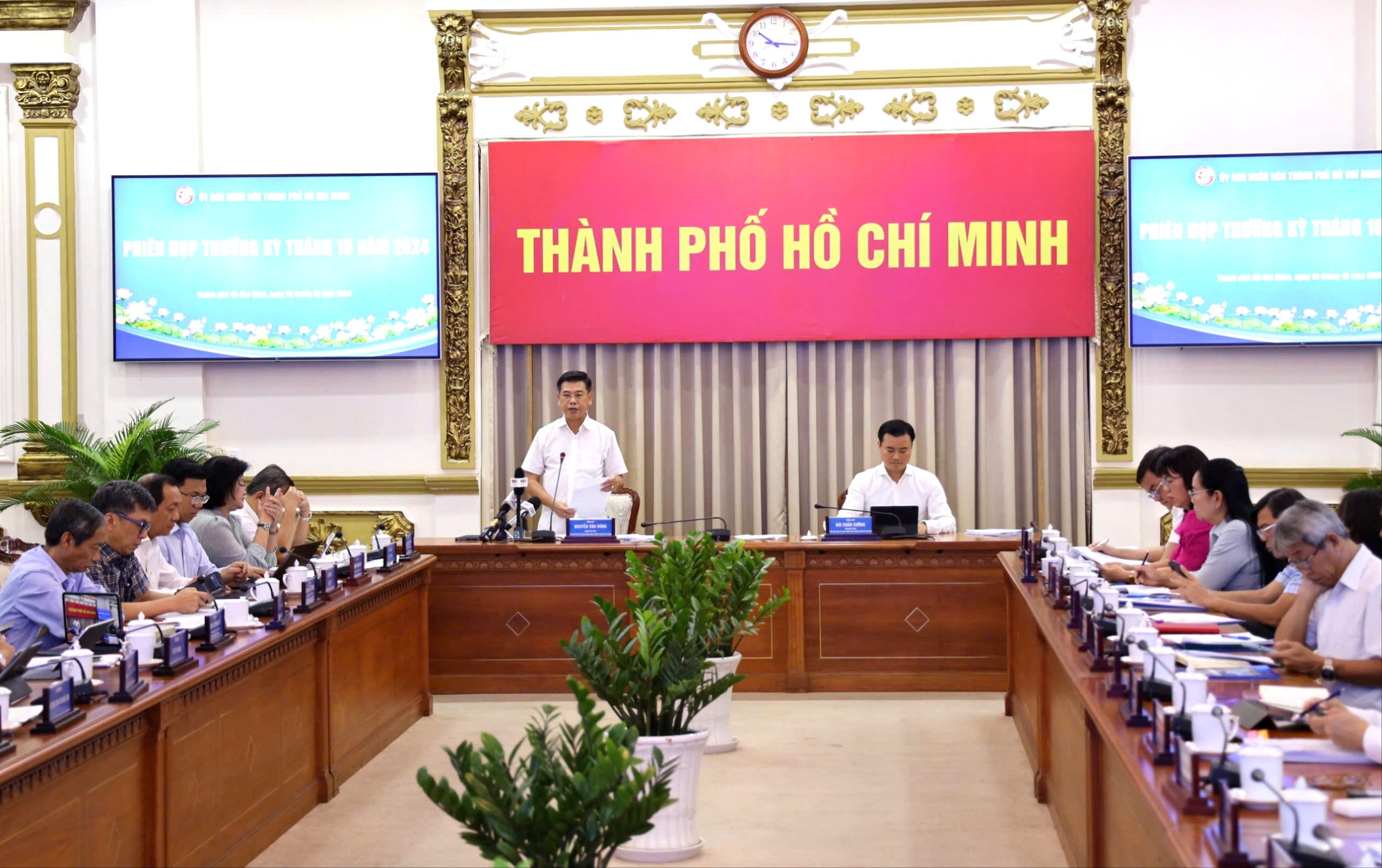 Quang cảnh phiên họp