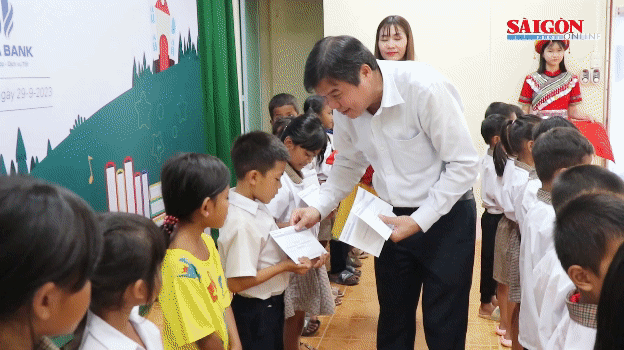 Chương trình “Thắp sáng niềm tin – Vượt khó đến trường” đến với học sinh nghèo tỉnh Lâm Đồng