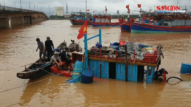 Quảng Bình: Mưa lũ làm sạt lở đất và chìm tàu cá
