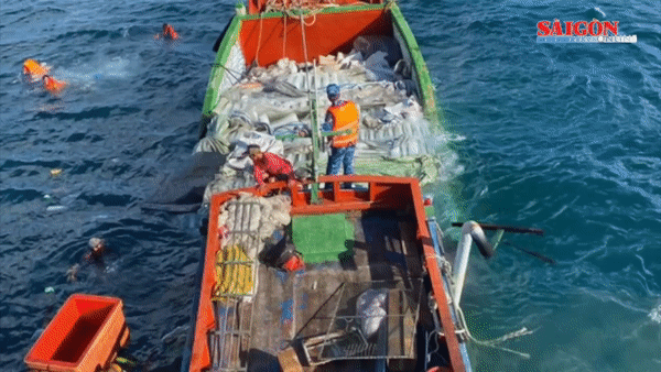 Tàu chở 3.000 cây nước đá bị chìm ở vùng biển Côn Đảo, 6 người được cứu sống