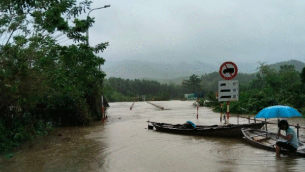 Mưa lớn khiến nhiều đoạn quốc lộ qua tỉnh Quảng Nam ngập nặng