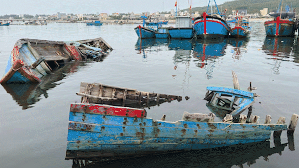 Quảng Ngãi: Khoảng 30 xác tàu cửa biển Sa Huỳnh đã thu dọn sạch
