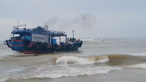 Quảng Bình: Cứu hộ 2 tàu thu mua hải sản bị chìm