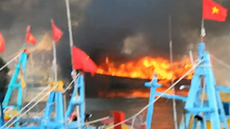 Vụ cháy lớn khiến 11 tàu cá bị thiêu rụi