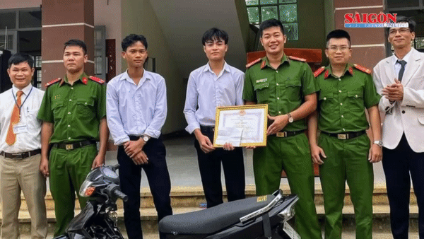Khen thưởng học sinh dũng cảm bắt kẻ trộm xe máy 