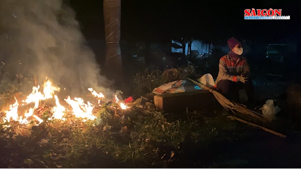 Lao công ở Hà Nội phải đốt rác thải để xua giá lạnh