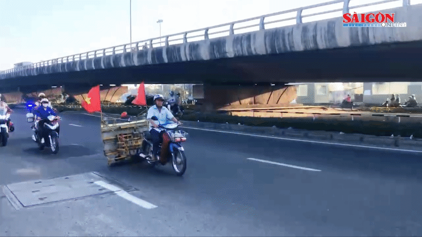 CSGT TPHCM dẹp “đinh tặc” trên quốc lộ cho người dân về quê ăn Tết