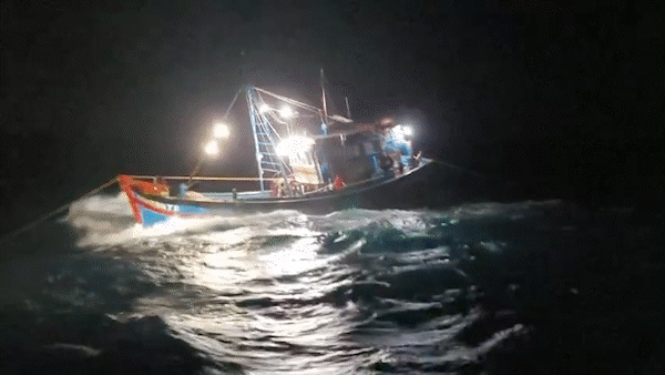 Kéo tàu cá của tỉnh Khánh Hòa gặp nạn trên biển về đảo Phú Quý