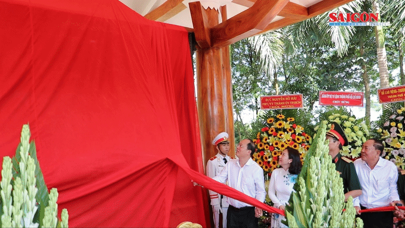 Đồng chí Nguyễn Hồ Hải, đồng chí Nguyễn Thị Lệ cùng các đại biểu chụp hình lưu niệm tại Đền tưởng niệm Anh hùng liệt sĩ xã An Phú. Ảnh: VIỆT DŨNG