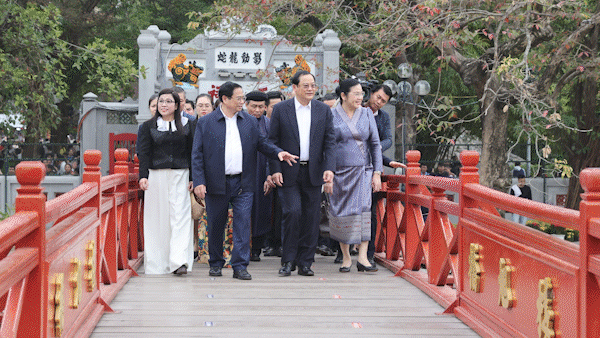 Thủ tướng Phạm Minh Chính cùng Thủ tướng Lào dạo ngắm hồ Hoàn Kiếm