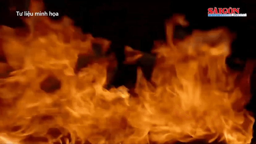 Xuyên đêm khống chế đám cháy trên núi Cô Tiên (Khánh Hòa), đưa 25 người ra khỏi đám cháy