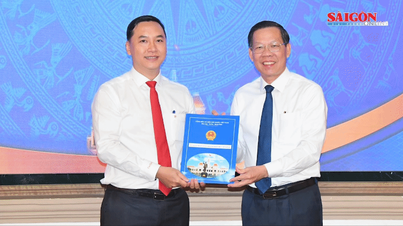 Chủ tịch UBND TPHCM Phan Văn Mãi trao quyết định cán bộ