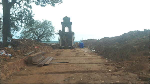 Cổng tam quan đền Thánh Vân Chàng được di chuyển đến vị trí mới an toàn