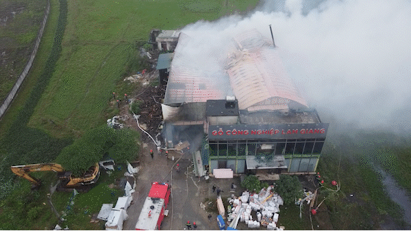 Cháy lớn tại xưởng gỗ công nghiệp ở Hà Tĩnh 