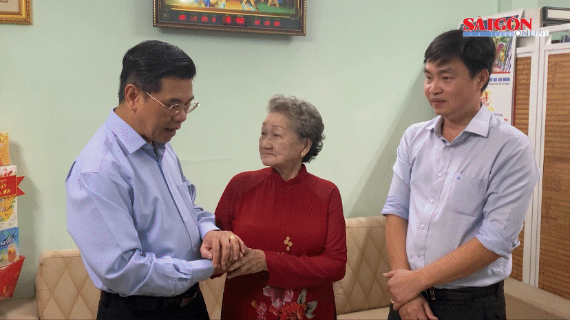 Phó Chủ tịch UBND TPHCM Nguyễn Văn Dũng thăm hỏi, trò chuyện cùng cụ bà Trương Thị Ba (100 tuổi)