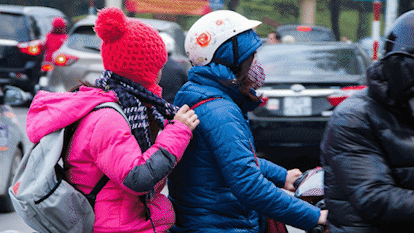 Trời rét dưới 10°C, phụ huynh Hà Nội được linh động cho con nghỉ học hoặc đến trường