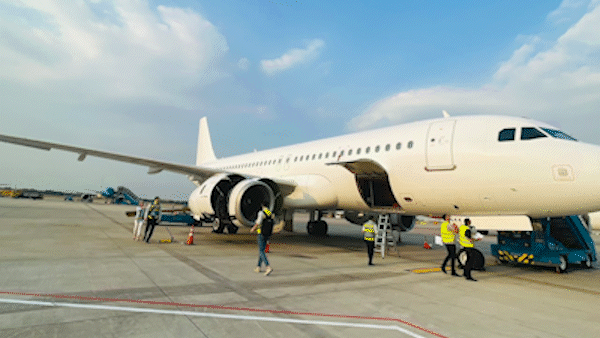 Chiếc máy bay bổ sung đầu tiên hạ cánh tại sân bay Tân Sơn Nhất