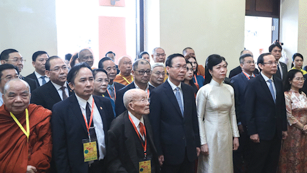 Chủ tịch nước Võ Văn Thưởng dâng hương tưởng nhớ Chủ tịch Hồ Chí Minh và Chủ tịch Tôn Đức Thắng