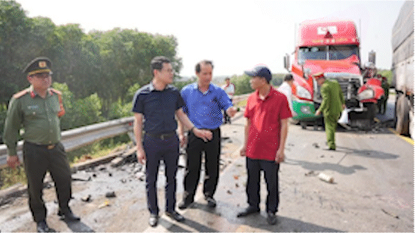 Lãnh đạo tỉnh Thừa Thiên Huế chỉ đạo công tác khắc phục hiện trường và điều tra nguyên nhân vụ tai nạn