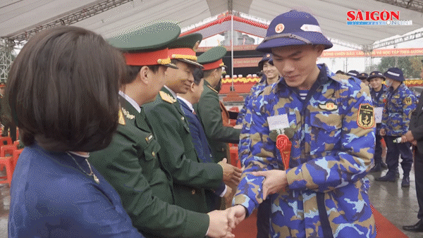 Trung tướng Phạm Trường Sơn tặng hoa, trò chuyện cùng các thanh niên nhập ngũ tại huyện Thạch Hà, tỉnh Hà Tĩnh 