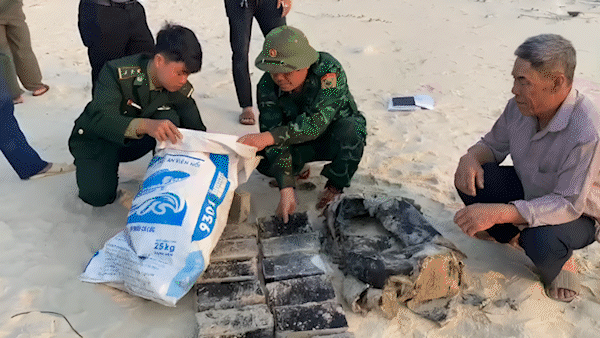 Hơn 20kg nghi ma túy trôi dạt vào bờ biển Quảng Bình