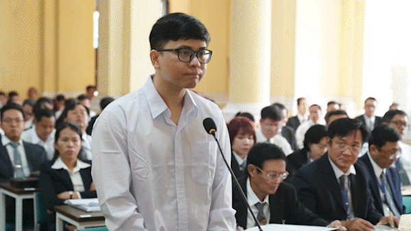 Bị cáo Trương Khánh Hoàng (cựu Quyền Tổng Giám đốc SCB) tại tòa. Ảnh: HOÀNG HÙNG
