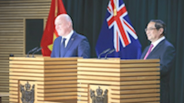 Thủ tướng Phạm Minh Chính và Thủ tướng New Zealand Christopher Luxon gặp gỡ báo chí thông báo kết quả tốt đẹp của cuộc hội đàm. Ảnh: VGP