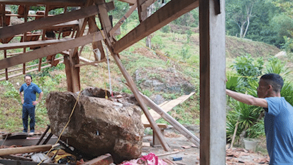 Nổ mìn, tảng đá nặng 4 tấn lăn sập nhà dân 