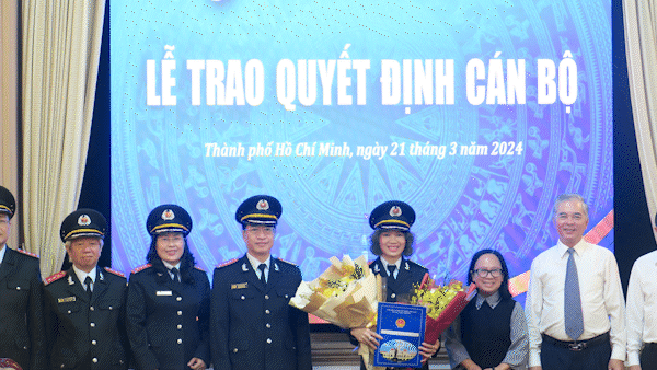 Phó Chủ tịch UBND TPHCM Ngô Minh Châu trao quyết định bổ nhiệm bà Đinh Thị Thu giữ chức vụ Phó Chánh Thanh tra TPHCM