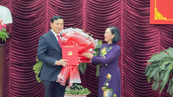 Đồng chí Trương Thị Mai trao Quyết định cho đồng chí Nguyễn Hoài Anh