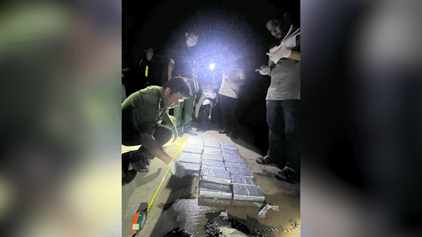 Liên tiếp phát hiện hàng chục gói nghi ma túy trôi dạt vào bờ biển Gò Công
