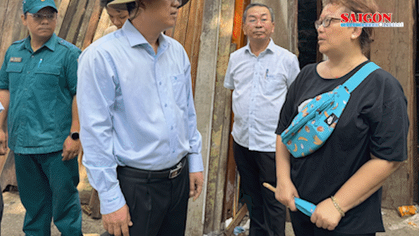 Phó Bí thư Thường trực Thành ủy TPHCM Nguyễn Hồ Hải thăm, động viên các hộ dân ảnh hưởng trong vụ cháy ở quận 8. Ảnh: CHÍ THẠCH
